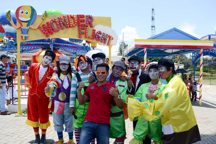 RIOFUNLAUNCH-MyPhone VP Richard de Quina with the clowns