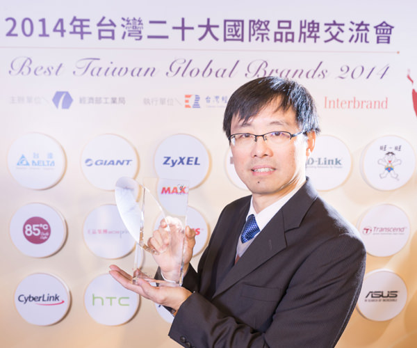 ASUS Corporate Vice President S.Y. Hsu receives Best Taiwan Global Brand Award on company's behalf