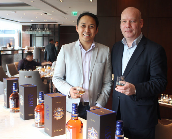 Mr. Mark Arreza, Brand Manager of Pernod Ricard Philippines (Left) and Mr. Darren Hosie, International Brand Ambassador - Asia Pacific (1280x1030)