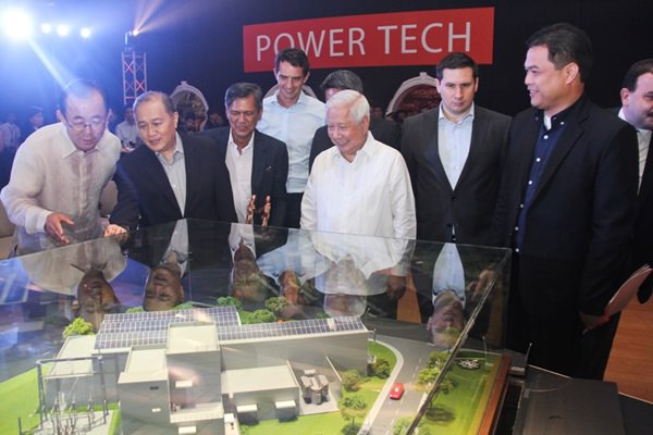 Meralco Chairman Manny V. Pangilinan (2nd from left) and Meralco President & CEO Oscar S. Reyes (3rd from right) lead partners to look at the scale model of PowerTech—the Philippine’s first innovation, R&D, and technical training facility featuring the grid of the future. It will be an incubator for agile and globally competent energy talents capable of supporting advancements in the power and energy ecosystem.