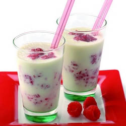 Recipe: Apple smoothie with buttermilk and raspberry