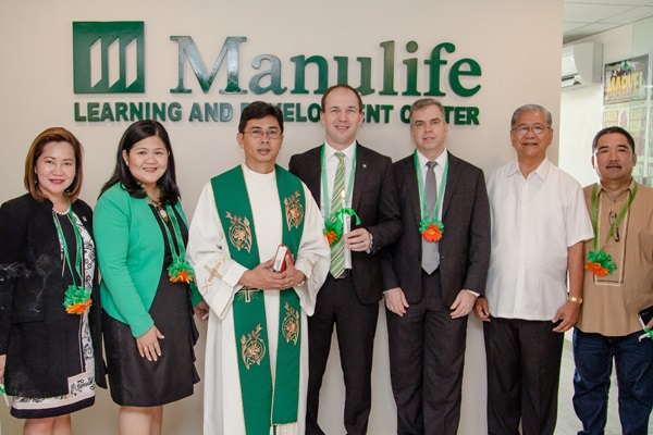 At the Manulife Bacolod blessing are (left to right) Manulife Philippines VisMin Territory Head Bing delos Reyes, Manulife Philippines Chief Marketing Officer Melissa Henson, Rev. Fr. Ruel Jundos, Manulife Philippines President & CEO Ryan Charland, Manulife Philippines Chief Operating Officer John Januszczak, Bacolod Filipino Chinese Chamber of Commerce Chairman Alfredo Barcelona and Bacolod Councilor Homer Bais