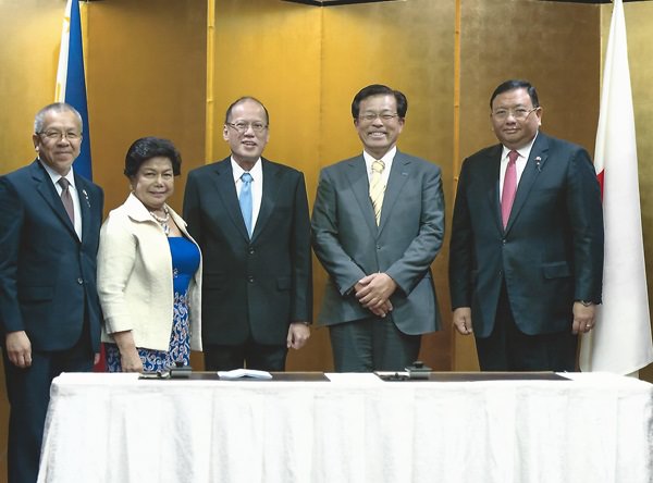 Cooperation pact. A ‘cooperation’ pact was signed between Brother Industries Ltd and the Philippine government, whereby the company agreed to cooperate with the latter in growing its business, while positively contributing to the country’s economic growth. In photo (L-R): Philippine Secretary of Department of Trade and Industry, Gregory L. Domingo; Director General of Philippine Economic Zone Authority (PEZA), Lilia B. De Lima; President Benigno Aquino III; Brother Industries President, Terry Koike; and Secretary to the Cabinet Office, Jose Rene Almendras.