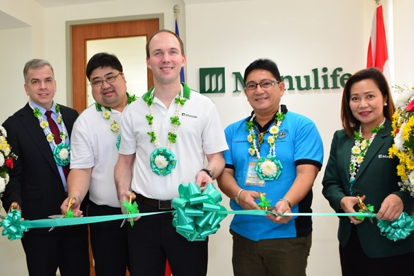 Calbayog Mayor Hon. Ronaldo P. Aquino (fourth from left) cuts the ceremonial robbon at Manulife Calbayog with (left to right) Manulife Philippines Chief Operating Officer John Januszcz