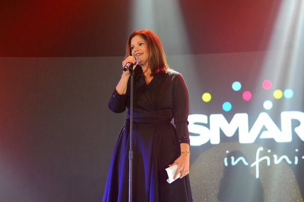 Smart Infinity Head Julie Carceller introduces the ‘trifecta’ of experiences that only Smart can offer: Les Miserables, the latest Samsung Galaxy Note 5 and Galaxy S6 Edge+, and premium travel perks from PAL Mabuhay Miles