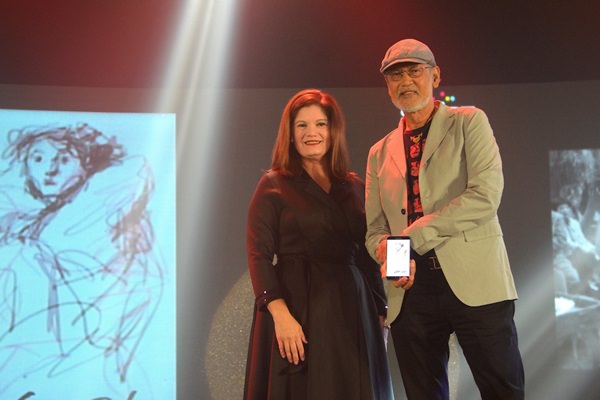 Smart Infinity Head Julie Carceller with National Artist of the Philippines Benedicto Cabrera, famously known as “BenCab,” demonstrates the power of the Samsung Galaxy Note 5 as he did a quick digital artwork during the launch of Smart Infinity’s ‘trifecta’ of new premium experiences