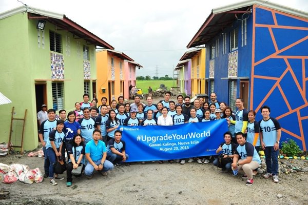 Upgrading Your World: Karrie Ilagan, General Manager for Microsoft Philippines, and Microsoft employees volunteered to join Gawad Kalinga in upgrading a community in Cabiao, Nueva Ecija. Microsoft Philippines took part in the Upgrade Your World initiative that has employees from across the globe taking a day off to make a difference at a local community. 