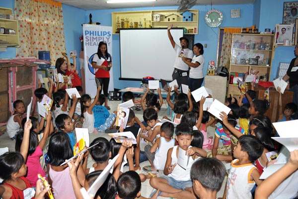 The children of Barangay Balagtas, Pamplona Uno in Las Piñas City eagerly participate in a Philips Simply Healthy learning session, where they learned about energy efficiency and conservation.