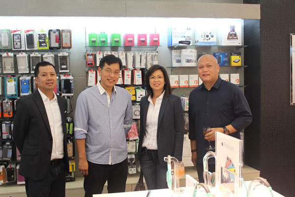 L-R: Jerry Bongco, Director for Consumer Business Division at Microsoft Philippines; Lawrence Sison, CEO of Power Mac Center; Karrie Ilagan, Country General Manager at Microsoft Philippines; and Richard Javier, Retail Sales and Marketing Channels Lead at Microsoft Philippines at the launch of Office 2016 for OS and iOS devices at Power Mac Center Rockwell