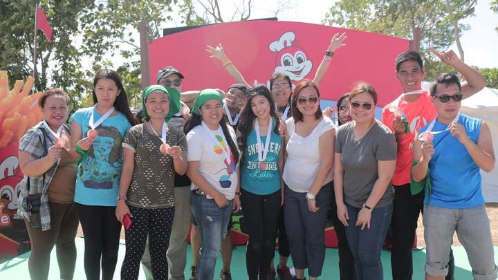 Jollibee Senior Marketing Manager Kay Segismundo (fourth from right, front) and Jollibee PR Director Arline Adeva (third from left) together with the winners from Team Sour Cream headed by Loyola Meralco Sparks FC player Ricardo Padilla (second from right) and YouTube personality Janina Vela (fifth from left).