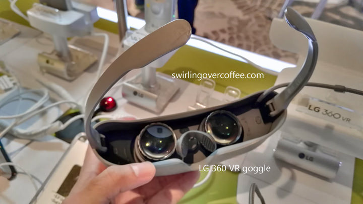 LG 360 VR google connects to LG G5 via cable. Unlike other VR devices, this one doesn't need the phone inserted into the googles.