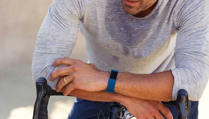 Fitbit-Charge-2_Man_Bike_Lifestyle