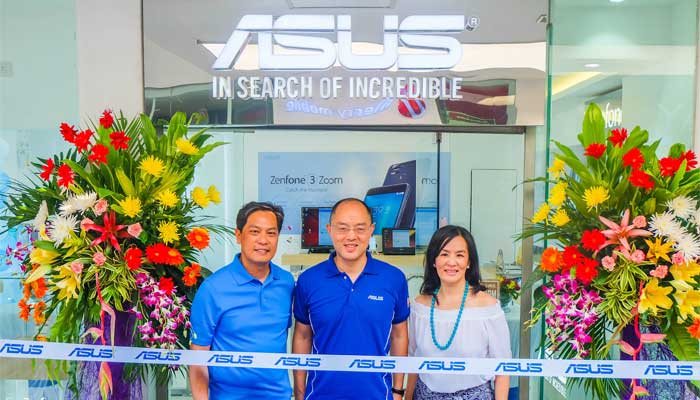 From left to right: Mr. Paul Benedict Tinsay (PlayTelecom CEO and President), Mr. George Su (ASUS Philippines Systems Group Country Manager), and Ms. Jacqueline Wong Tinsay (PlayTelecom General Manager), pre-ribbon cutting at the Boracay D’Mall Concept Store