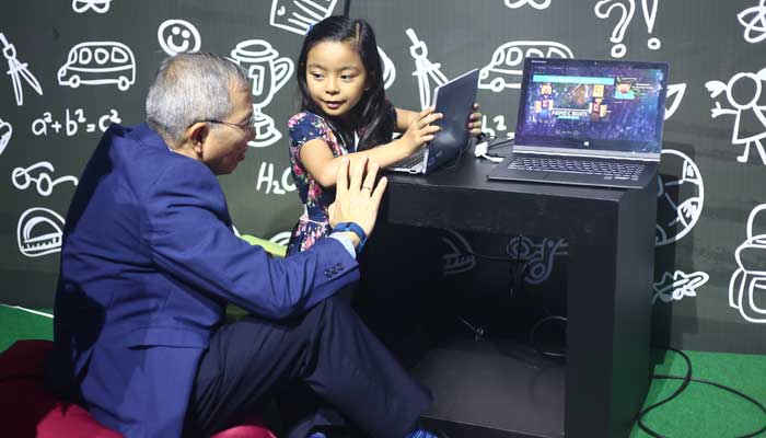 Know-how knows no age. PLDT Spokesperson Mon Isberto shares a moment with a young girl who, depsite her age, already knows how to handle a modern laptop.