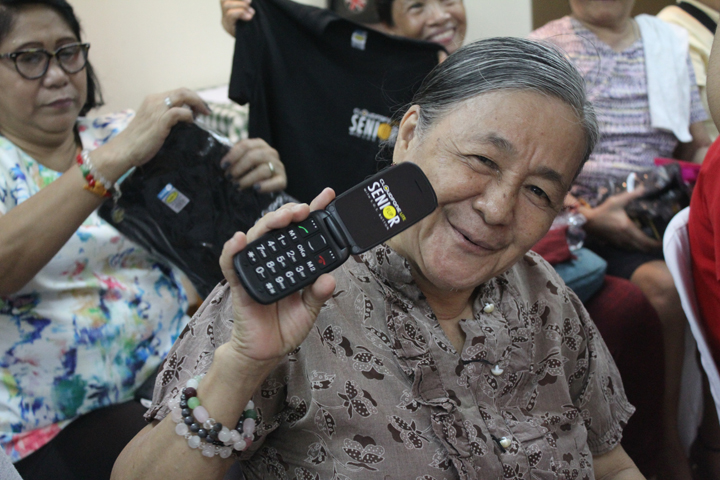 Cloudfone Lite Senior Phones with S.O.S. Button let the elderly seek help ASAP