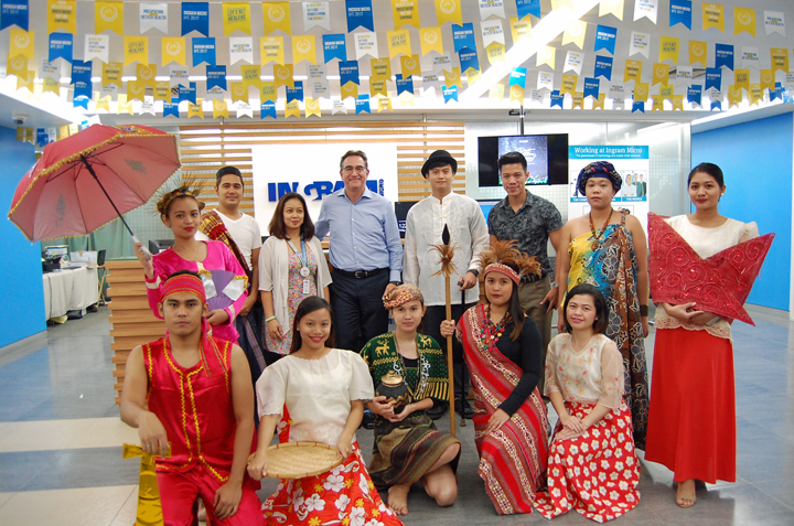 Chief HR Officer Scott Sherman (center) gamely joined the Ingram Micro Manila center associates for a quick photo shoot during the #PinoyOOTD Dress-up Day, celebrating the Filipino heritage in commemoration of Filipino Language Month.