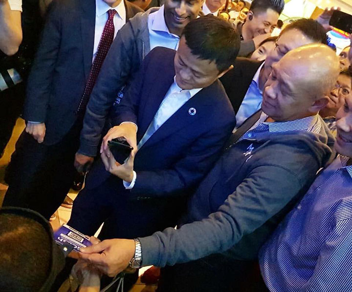 Alibaba Group Chairman Jack Ma (left) makes a cashless GCash transaction (he buys taho). He is assisted by Globe CEO Ernest Cu, who holds the QR code for scanning. Glorietta 4 is the first Ayala Mall to feature shops and vendors that accept GCash payments. 