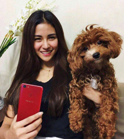 Sanya Lopez holds the OPPO F5 Red