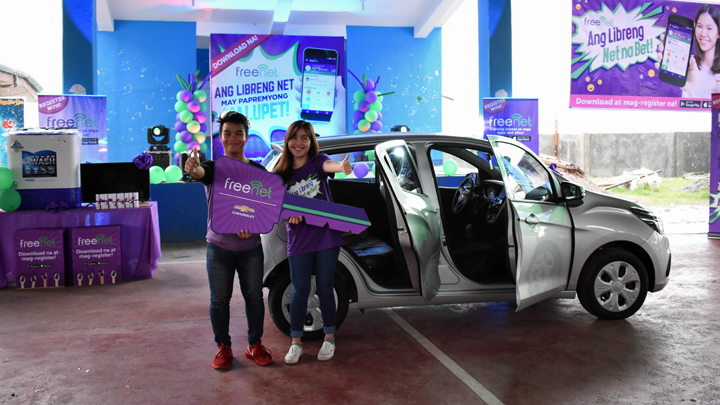 22-year-old Francis Roble, Jr., a 3rd year BS Electrical Engineering student from Ormoc City, brought home his first car after being named as the lucky grand prize winner of freenet’s Papremyong Malupet promo.