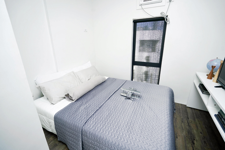 Single Bedroom: MyTown Auckland offers a solo unit for young professionals who prefer to live unaccompanied. A single bedroom unit consists of a queen-sized bed, its own bathroom, and storage spaces.
