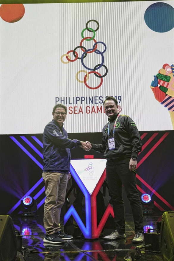 COO of PHISGOC, Ramon Suzara presents a certificate of recognition to David Tse, Global Esports Director