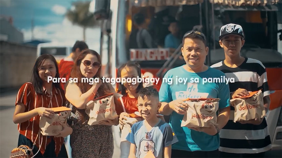 Jollibee Surprises Holiday Commuters With Free Chickenjoy During Their Ride Home!