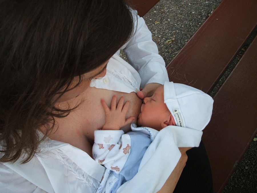 5 Benefits of Breastfeeding to Moms