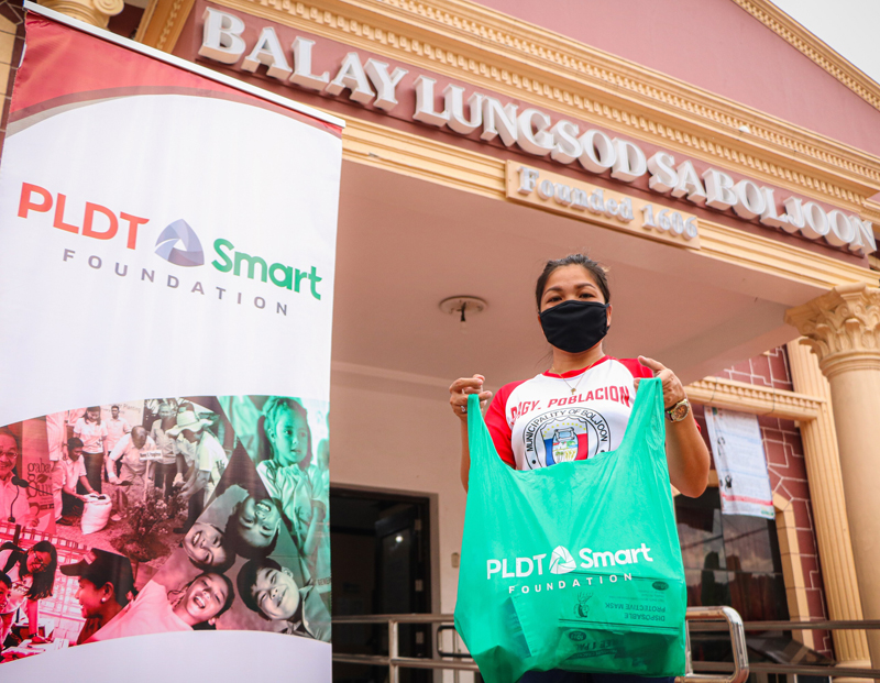 Record number of frontliners in Visayas, Mindanao receive aid from PLDT Group
