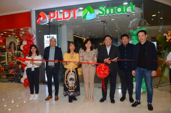 PLDT and Smart unveil bigger experience hub at Robinsons Galleria for customer convenience
