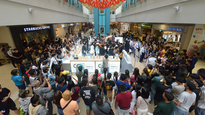 LOOK: Mega Crowd at HONOR X9a 5G’s First Day Sale
