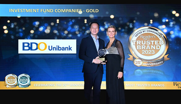 Rafael G. Ayuste Jr., Senior Vice President and Head of BDO Trust receives BDO’s Gold Award for Investment Fund Company in the 2023 Reader’s Digest Trusted Brand Awards from Sheron White, Advertising and Retail Director of Reader’s Digest.