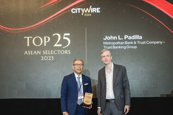 Metrobank Investment Management Division Head John L. Padilla (left) receives his award as one of the Citywire Top 25 ASEAN Selectors 2023 from Citywire Investment Editor James Philipps (right).